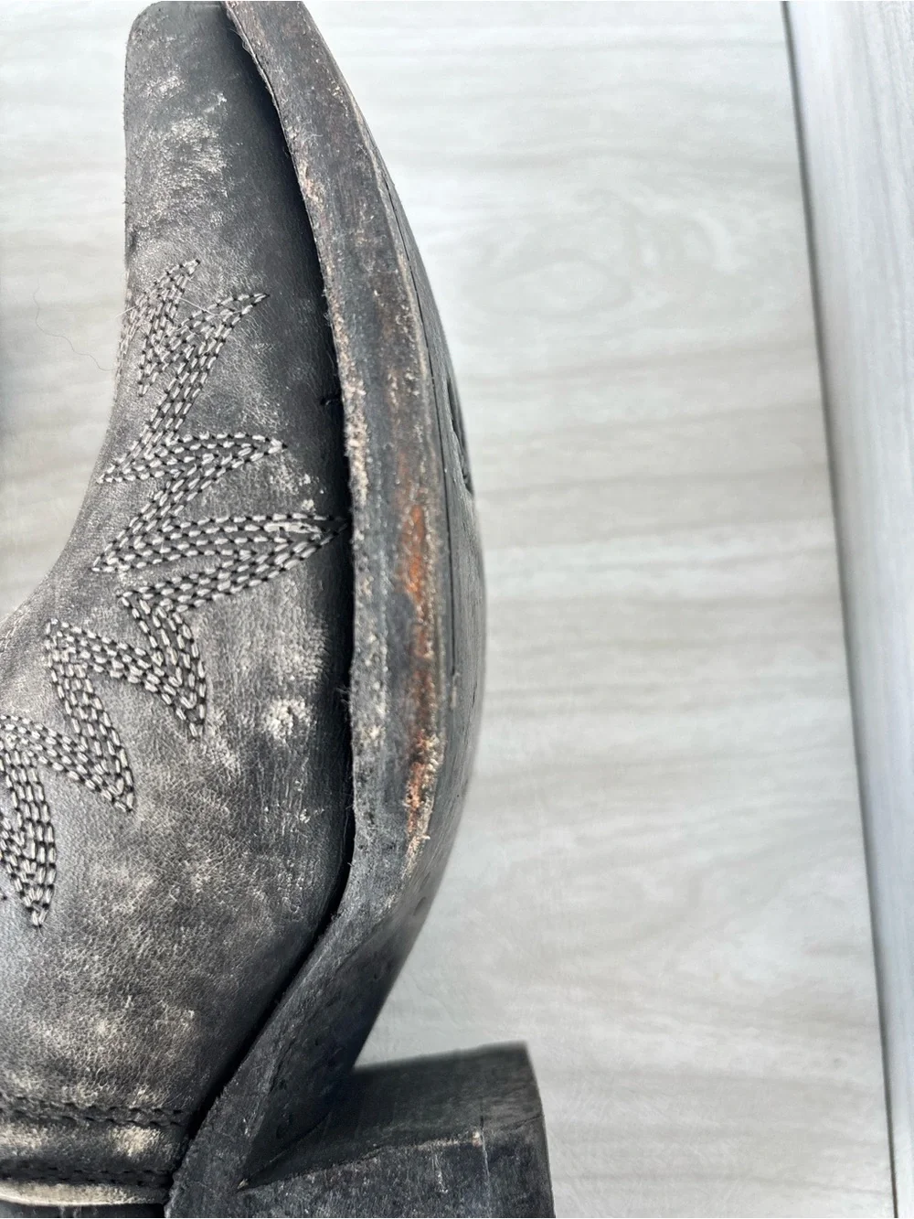 With Box Ariat Women’s Western Boots - naturally distressed black booties size 8 - Picture 5 of 16